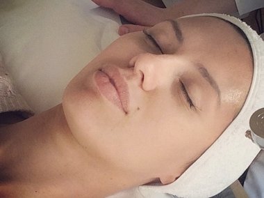 Slide image for gallery: 4006 | Комментарий «Леди Mail.Ru»: Виктория Боня без макияжа во время косметической процедуры