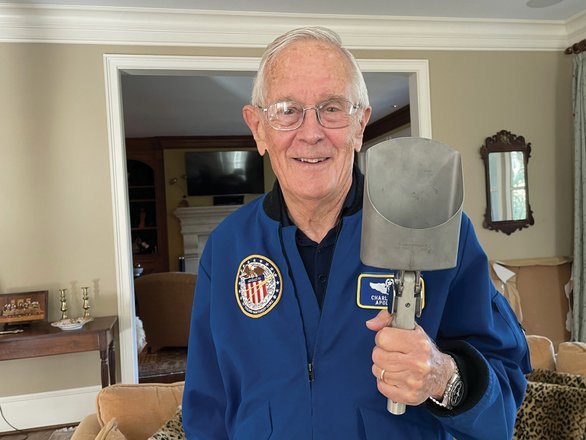 Чарли Дьюк (американский астронавт) держит в руках ту самую лопатку. Фото: RR Auction