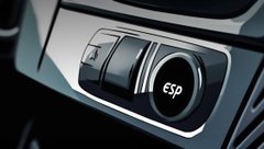 Кнопка ESP на панели автомобиля