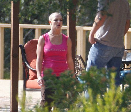 Побрившаяся налысо Бритни в «любимой» реабилитационной клинике американских знаменитостей Promises rehab в Малибу, февраль 2007 года