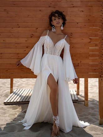 Девушка в свадебном платье в пляжном стиле