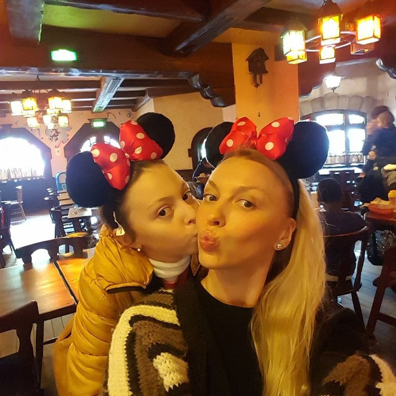 Оля Полякова отпраздновала день рождения дочери в парижском Disneyland