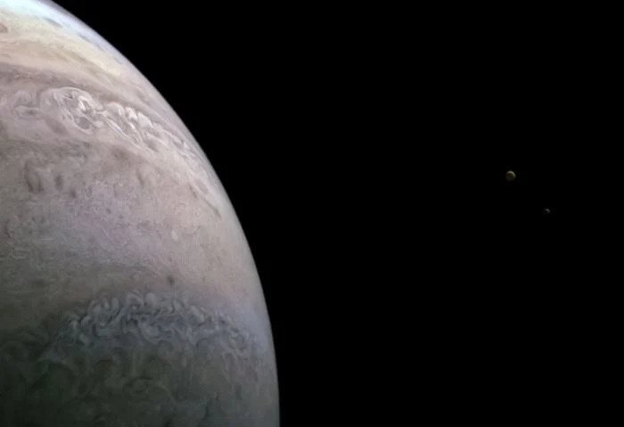 Спутники расположены в правой части кадра. Фото: NASA / JPL-Caltech / SwRI/MSSS / AndreaLuck