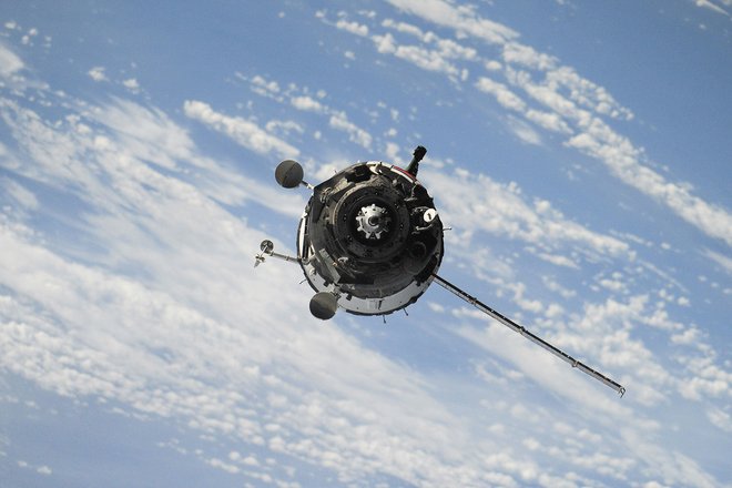 Спутник на орбите Спутник на орбите