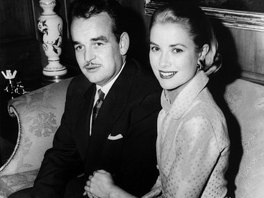 Slide image for gallery: 13255 | Она познакомилась с принцем Монако Ренье III на съемках фильма Альфреда Хичкока «Поймать вора», который снимали на Французской Ривьере. Это случилось в 1955 году, а уже спустя несколько месяцев Келли и принц сыграли свадьбу