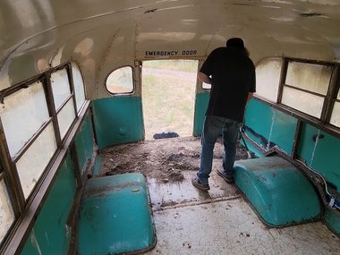 slide image for gallery: 28400 | Заброшенный церковный автобус помыли впервые за 25 лет: вот что с ним стало