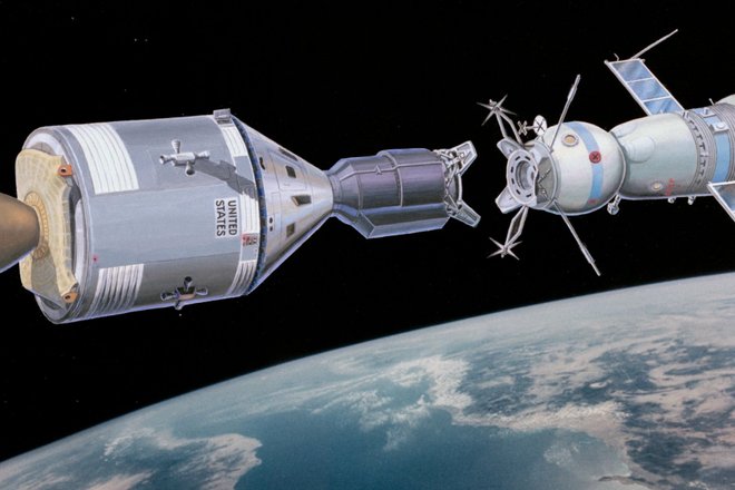 Художественное изображение космического корабля типа «Аполлон» (слева), готовящегося к стыковке с советским космическим кораблем типа «Союз» Художественное изображение космического корабля типа «Аполлон» (слева), готовящегося к стыковке с советским космическим кораблем типа «Союз»