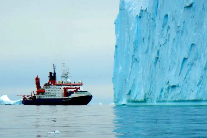 Исследовательский ледокол Polarstern перед гигантским айсбергом в море Амундсена. Исследователи на этом судне обнаружили свидетельства существования гигантской реки, которая когда-то текла через Западную Антарктиду