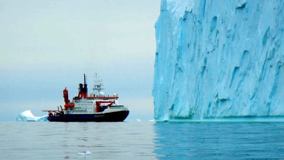 Исследовательский ледокол Polarstern перед гигантским айсбергом в море Амундсена. Исследователи на этом судне обнаружили свидетельства существования гигантской реки, которая когда-то текла через Западную Антарктиду
