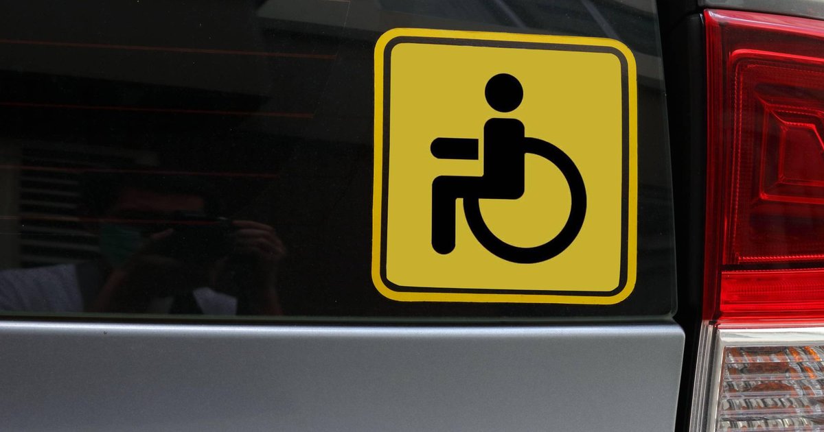 Знак «инвалид». Машина со знаком инвалид. Табличка инвалид дорожный знак. Знак «туалет для инвалидов».