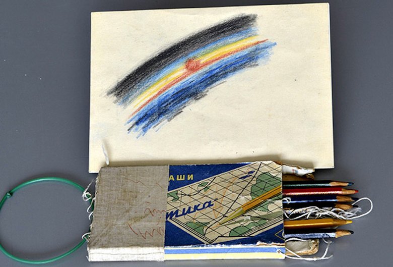 Первый «космический» рисунок Алексей Леонов нарисовал 18 марта 1965 года во время полета на корабле «Восход-2».Космонавт пользовался карандашами Тактика, которые были специально приспособлены для использования в космосе. Каждый карандаш крепился шнурком к столику, на котором рисовал космонавт. Фото: ФГБУ «НИИ ЦПК имени Ю.А.Гагарина