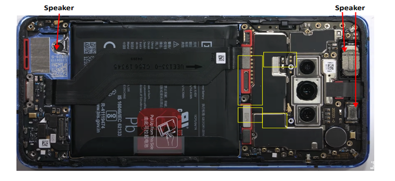 Так выглядит разобранный OnePlus 7T. Данные от динамиков (красный) передаются в датчик (желтый). Фото: Техасский университет A&M