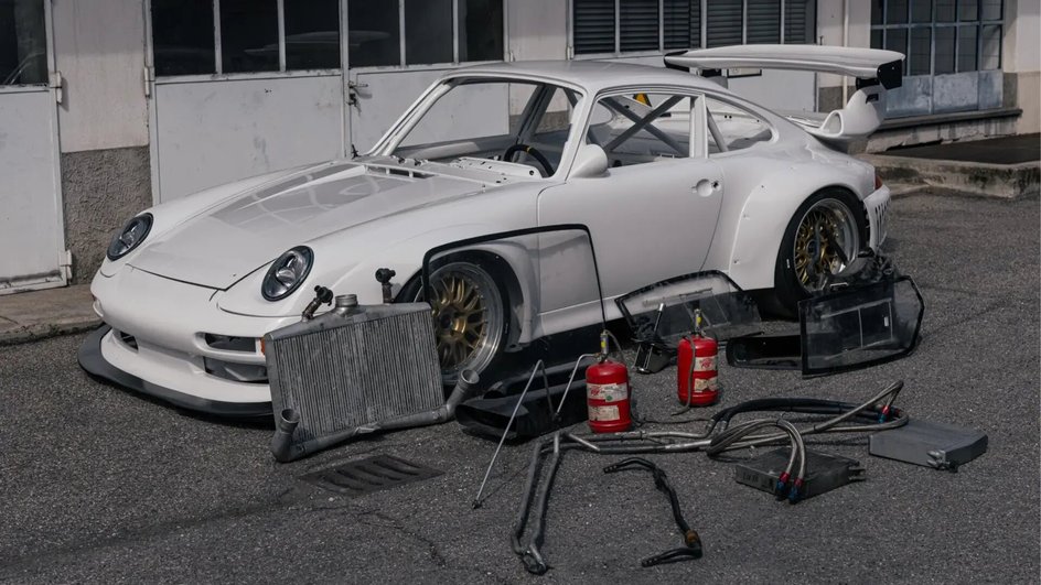 Полуразобранный, но редкий гоночный Porsche 911 хотят продать за 700 тысяч евро Полуразобранный, но редкий гоночный Porsche 911 хотят продать за 700 тысяч евро