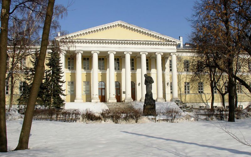 Здесь родился Ф.М. Достоевский. Мариинская больница для бедных с перенесённым в 1936 году памятником писателю, созданным С.Д. Меркуровым.