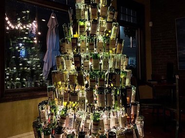 Праздничный тренд: елка из винных бутылок вытесняет традиционное дерево