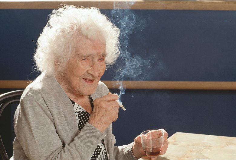 Жанна Кальман курила в течение 95 лет, бросив лишь в 117-летнем возрасте после операции. А вот бодрость духа и оптимизм сохраняла до конца жизни — 122 лет