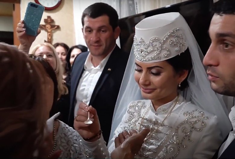 Невеста угощает медом родственниц.
Скриншот: видео Alan Gagoev / YouTube