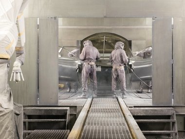 slide image for gallery: 26630 | Рабочие завод Nissan