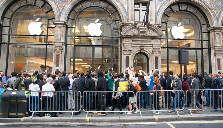 Типичная очередь за новинками Apple в официальный магазин компании. Фото: OfficeChai