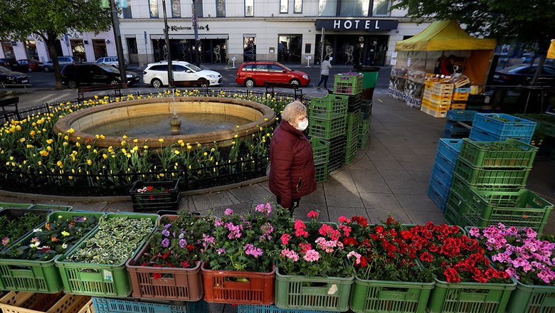 Женщина на фермерском рынке в Праге. В Чехии начали ослаблять некоторые карантинные меры
