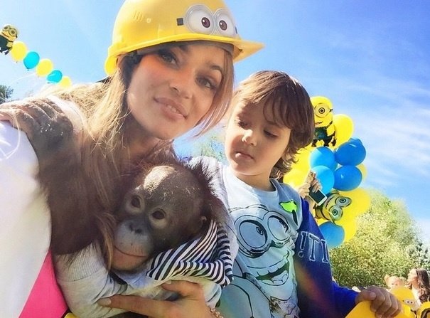 Алена с обезьянкой и сыном Богданом на празднике