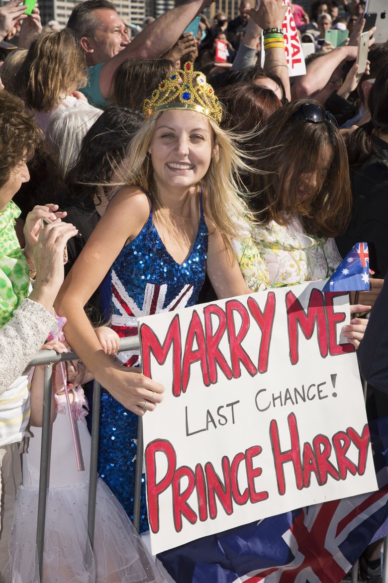 Виктория МакРей с плакатом «Женись на мне, Гарри! Последний шанс!»