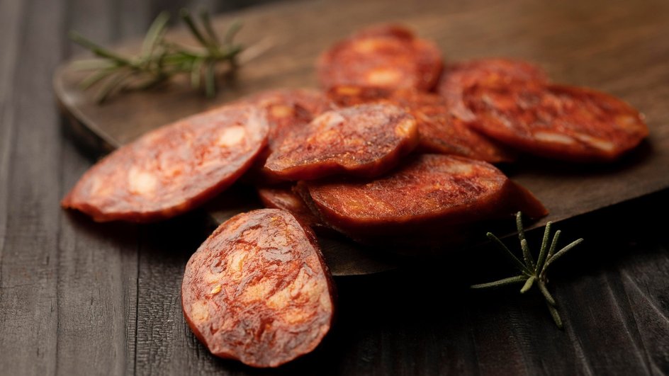 Мясные чипсы (Джерки) с правильной толщиной и текстурой лежат на деревянной разделочной доске Мясные чипсы (Джерки) с правильной толщиной и текстурой лежат на деревянной разделочной доске