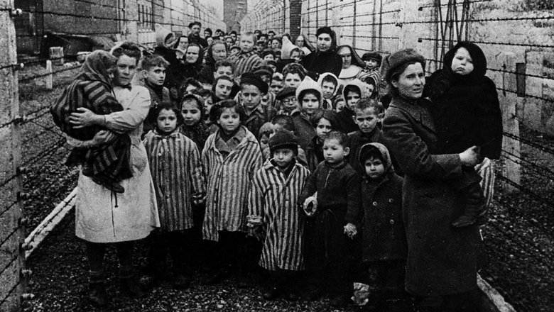 Советские врачи и представители Красного Креста с освобожденными детьми лагеря Освенцим. Советские врачи и представители Красного Креста с освобожденными детьми лагеря Освенцим.