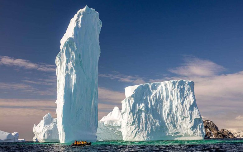 Так выглядят айсберги у берегов Антарктиды сейчас. Фото: travelandleisure