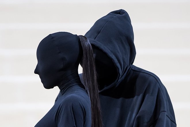 Ким Кардашьян и Демна Гвасалия на Met Gala, 2021 год Ким Кардашьян и Демна Гвасалия на Met Gala, 2021 год