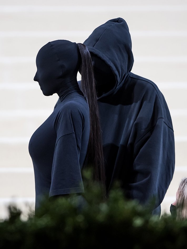 Ким Кардашьян и Демна Гвасалия на Met Gala, 2021 год Ким Кардашьян и Демна Гвасалия на Met Gala, 2021 год