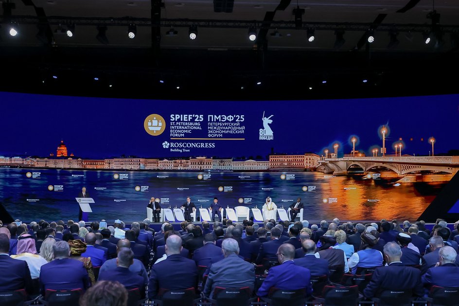 зал пленарного заседания ПМЭФ-2025 зал пленарного заседания ПМЭФ-2025