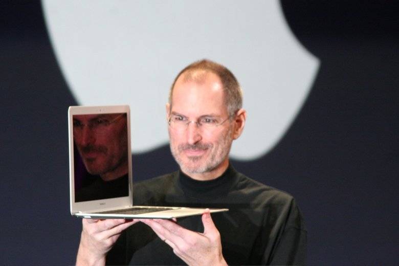Стив Джобс с первым MacBook Air в 2008 году / Wikimedia, Matthew Yohe, CC BY 3.0