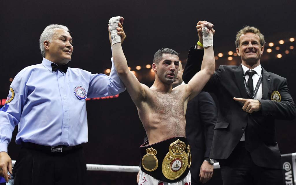 Алоян защитил золотой пояс WBA, выиграв у Грищука в бою в рамках ПМЭФ