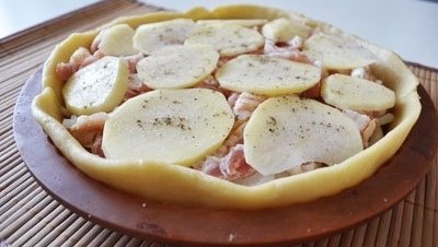 Открытый пирог с картофелем, беконом и луком