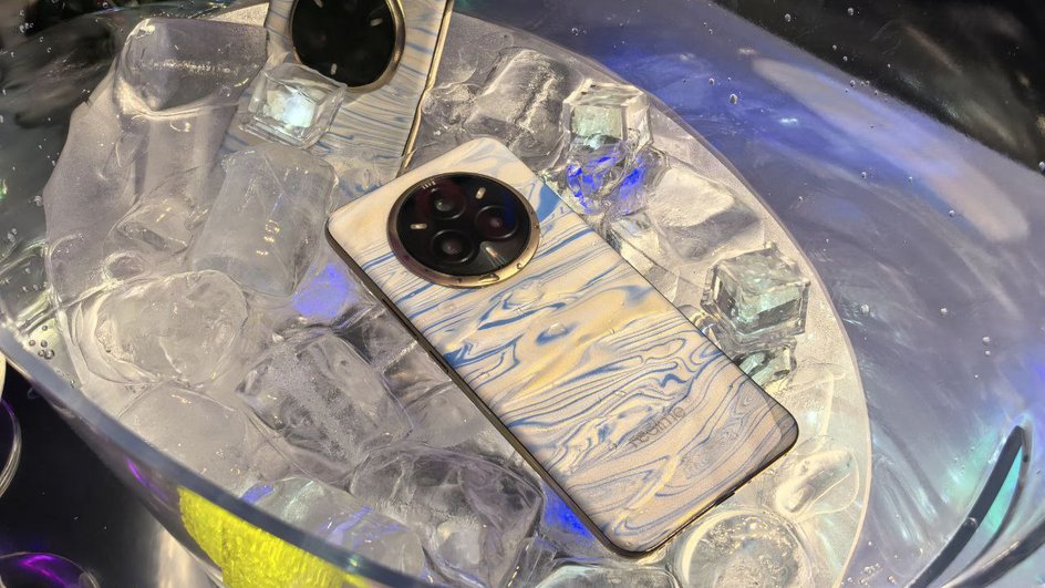 realme 14 Pro+ на столе realme 14 Pro+ на столе