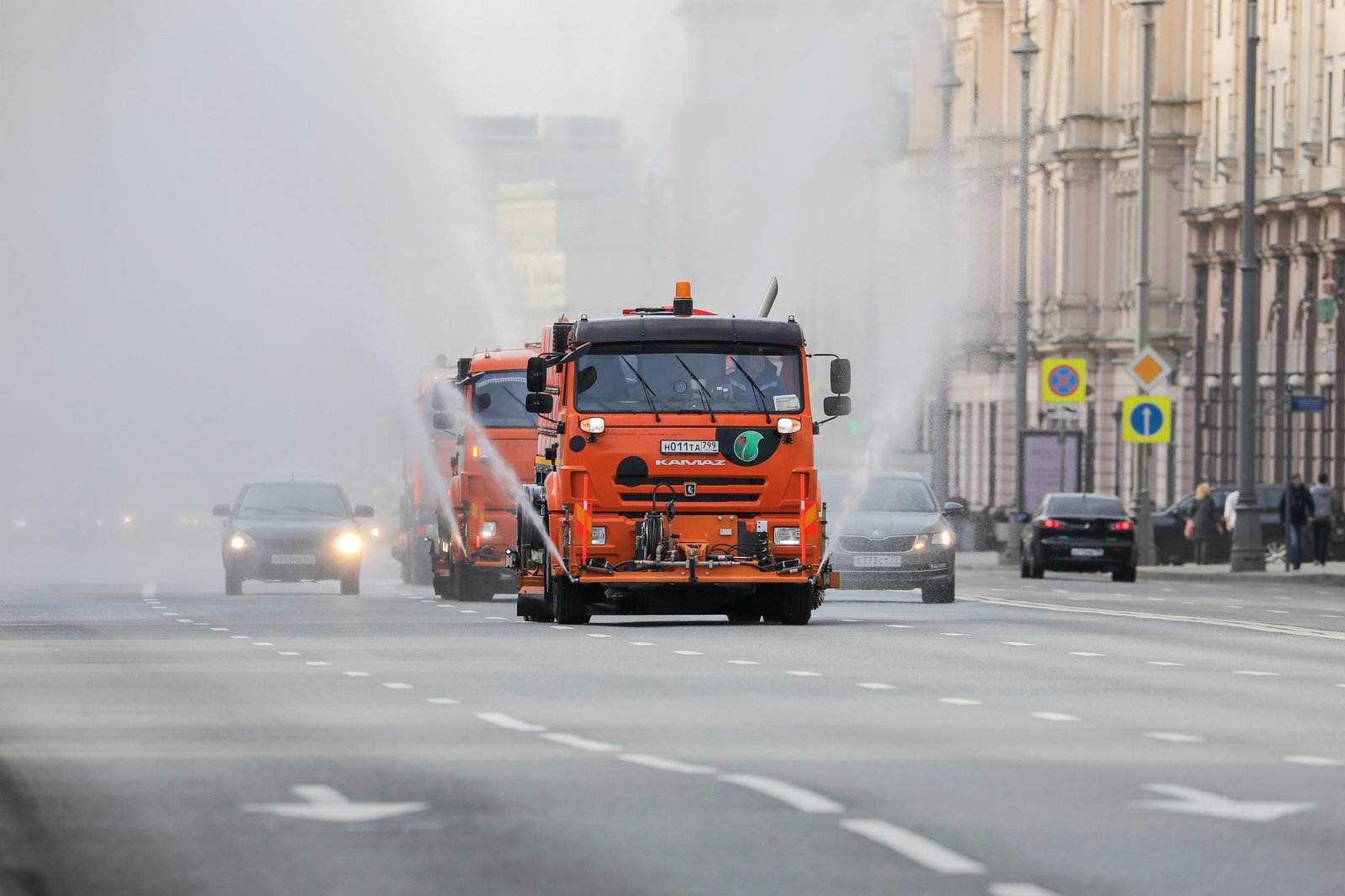 Зачем поливальные машины направляют струи вверх