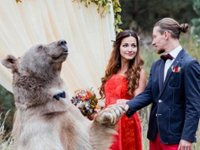 Content image for: 492817 | Московскую пару поженил медведь (фото)