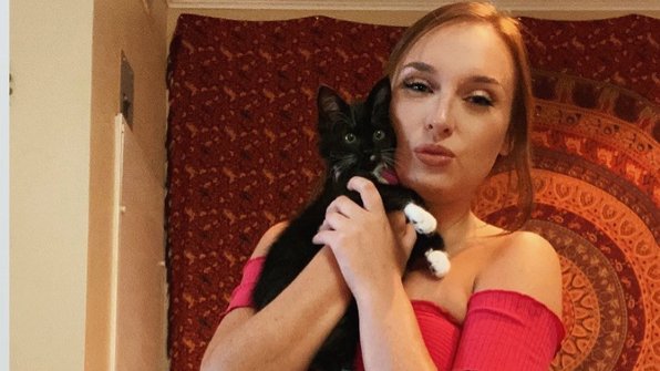 Котенок «станцевал» на шесте и стал знаменитым