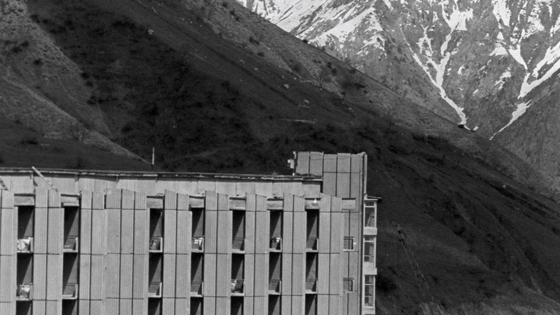 Ходжа-Обигарм (Таджикистан). Известный бальнеологический курорт в СССР, расположенный на высоте 2000 метров над уровнем моря. Главная фишка Ходжа-Обигарма – минеральные радиоактивные воды. Радиоактивный пар применяется здесь в качестве лечебного средства.