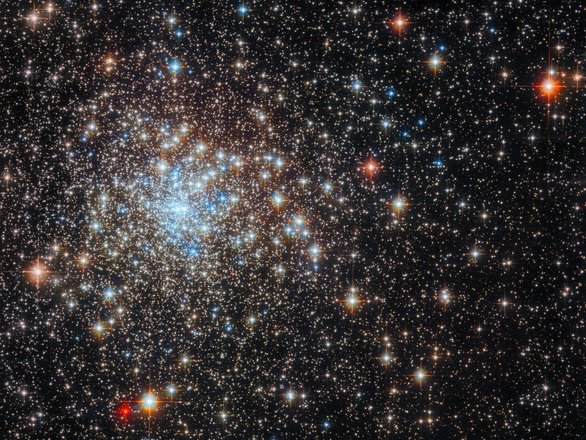 Шаровое скопление NGC 6325 блестит на новом снимке, полученном с Хаббла. Оно находится примерно в 26 000 световых годах от Земли. Фото: NASA