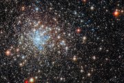 Шаровое скопление NGC 6325 блестит на новом снимке, полученном с Хаббла. Оно находится примерно в 26 000 световых годах от Земли. Фото: NASA