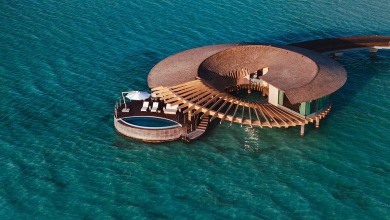 Прибрежные дома со спиральными конструкциями, откуда открывается потрясающий вид на море.