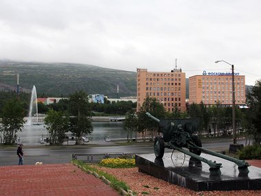 В центре Кировска. Градообразующее предприятие разрабатывает шесть месторождений. В городе часто слышны звуки взрывов из горных рудников.