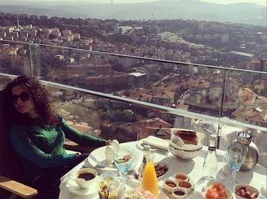 Slide image for gallery: 4503 | Тина Канделаки побывала в Стамбуле. Любительница фитнеса и здорового образа жизни не смогла себе отказать в роскошном плотном завтраке, да еще и на балконе с видом на столицу Турции