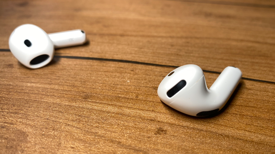 наушники AirPods 4 на столе