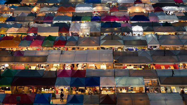 В Бангкоке открылся знаменитый ночной рынок Ратчада Рот Фай Трейн, Таиланд