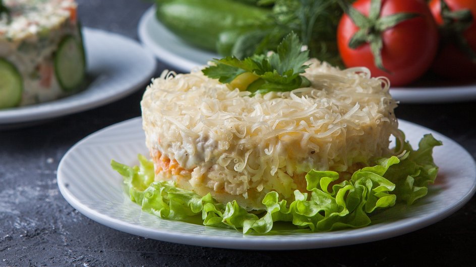 Слоеный салат с курицей Слоеный салат с курицей