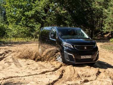 slide image for gallery: 28455 | Peugeot Traveller