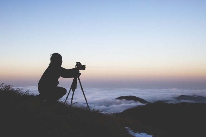 Штатив и фотоаппарат